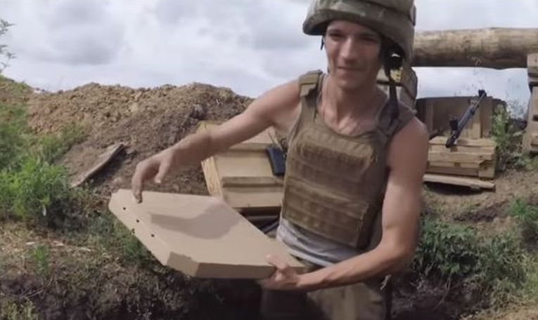 Ukrajinski veterani dostavljaju pizzu vojnicima direktno na bojišnicu