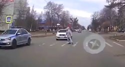 Okrenuo se na pješačkom i pogodio ga je vozač iz suprotnog smjera. Tko je kriv?