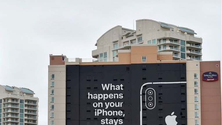 Svi pričaju o poruci koju je Apple poslao Googleu na golemom plakatu