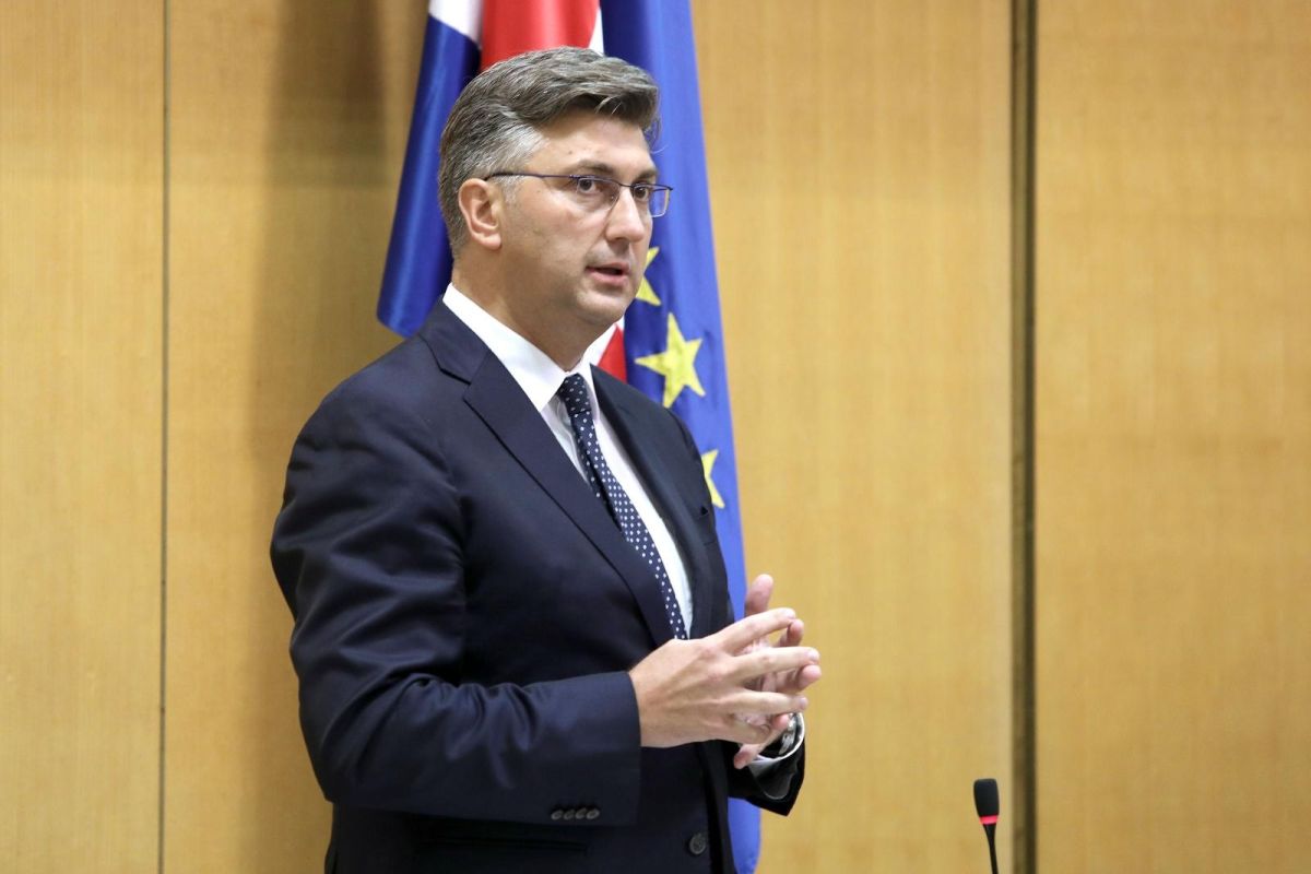 Plenkovića iznerviralo novinarsko pitanje o Pupovcu, napao i prosvjed u Vukovaru
