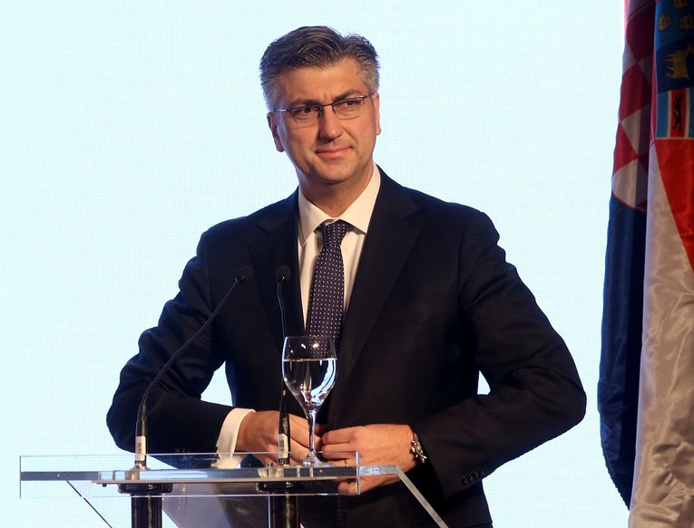 Plenković hvalio vladu i bacao floskule o boljem životu
