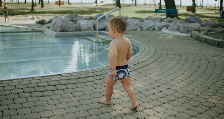 Znate li koje je idealno doba da vaše dijete krene na satove plivanja?