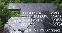U BiH razbijene ploče s imenima Hrvata ubijenima 1992.
