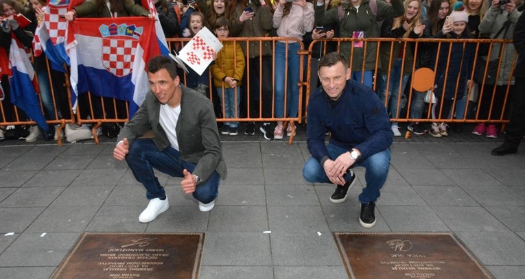 Mandžukić, Rakitić i Olić dobili ploče na Korzu i postali počasni građani Broda