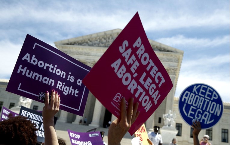 Amerikanci pred Vrhovnim sudom prosvjeduju protiv zabrane pobačaja