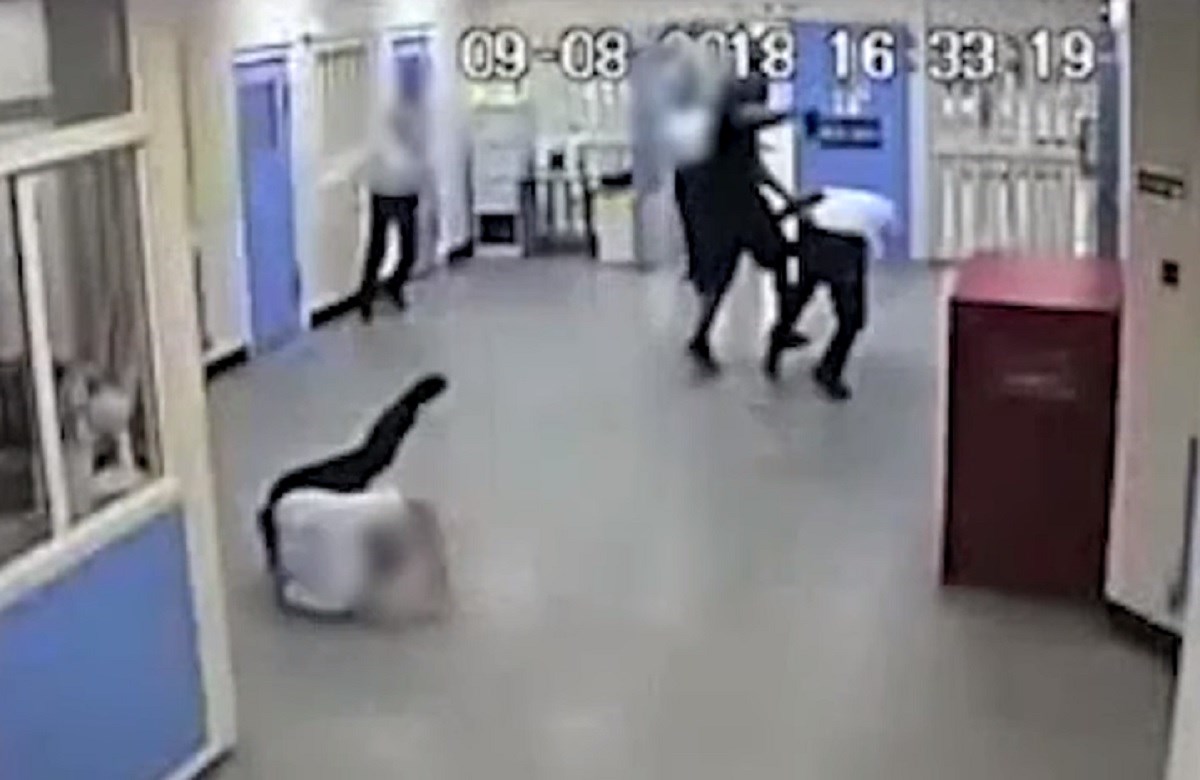 Opasni britanski kriminalac zapalio zatvor i prebio policajca. Sve je snimljeno