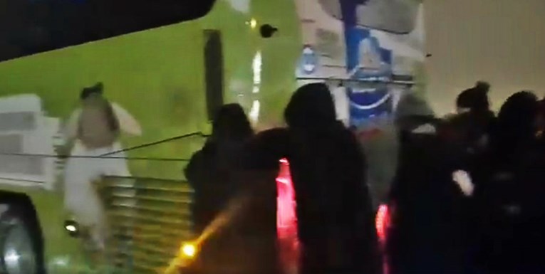 VIDEO Rukometašice Podravke gurale autobus iz snijega kako bi došle na turnir