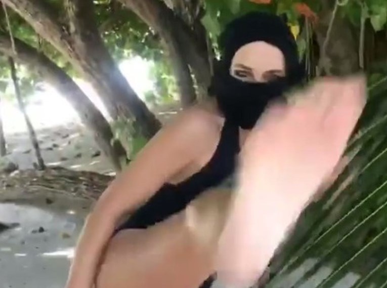Noga u zraku i maska na glavi: Liz Hurley iznenadila snimkom u bikiniju