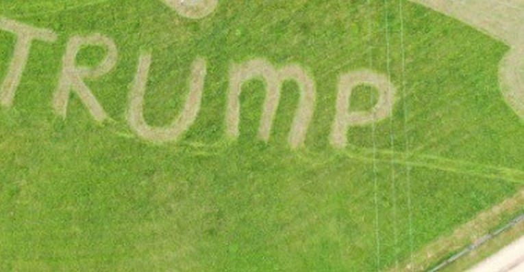 Britanci pokosili travu u obliku spolovila da Trump to prvo vidi iz aviona