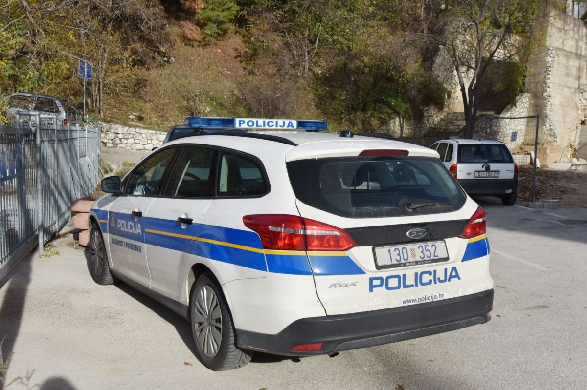 Od pijanog prijatelja uzeo auto i parkirao pred policiju. I on je bio pijan