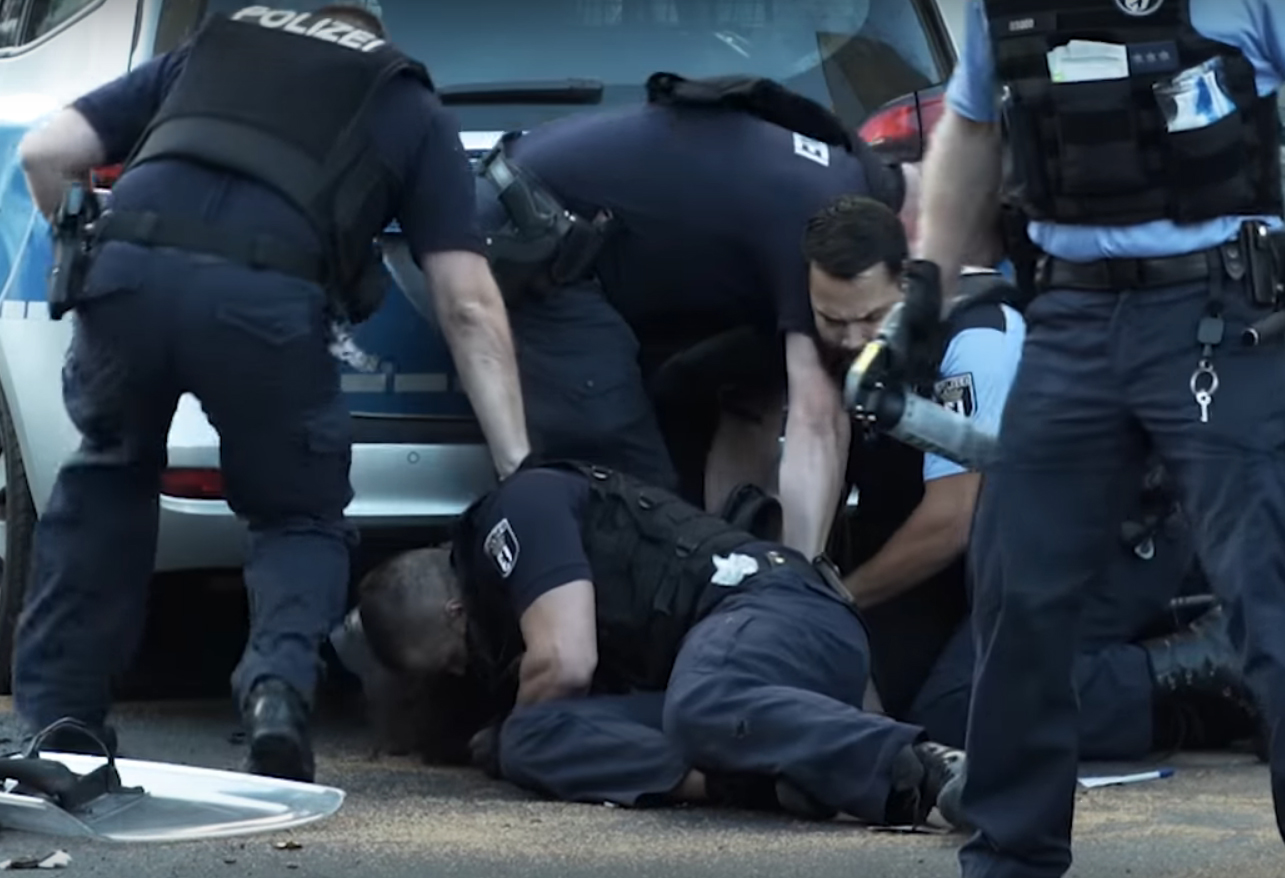 VIDEO Berlinska policija brutalno pretukla mladog nenaoružanog crnca