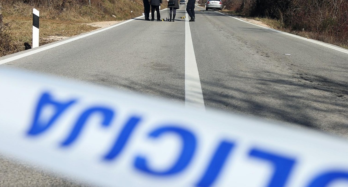 Autom blokirali cestu kod Sinja pa pretukli vozača koji je naišao