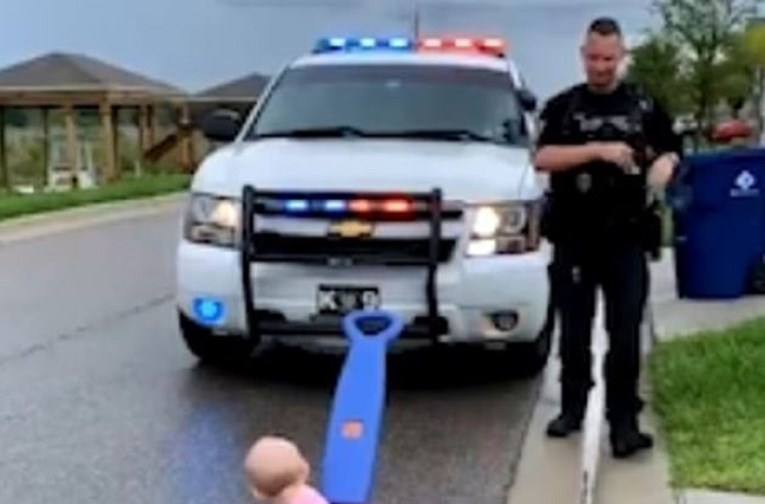Najslađa snimka koju ćete danas vidjeti: Policajac zaustavio 10-mjesečno dijete