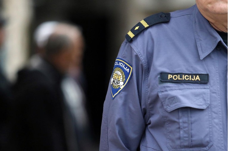 Mladić razbijenom bocom napao 23-godišnjaka na dočeku u Dugoj Resi