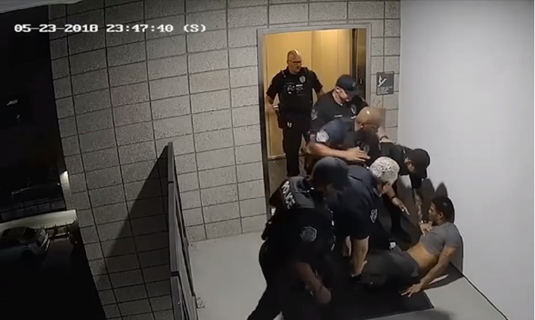 VIDEO Američki policajci brutalno prebili nenaoružanog muškarca