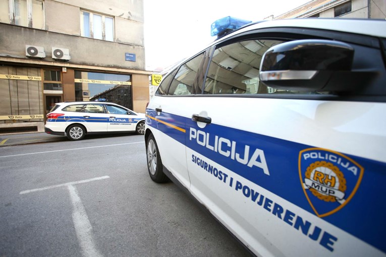 Pijani Norvežanin u Tučepima šakom u glavu udario dvojicu policajaca