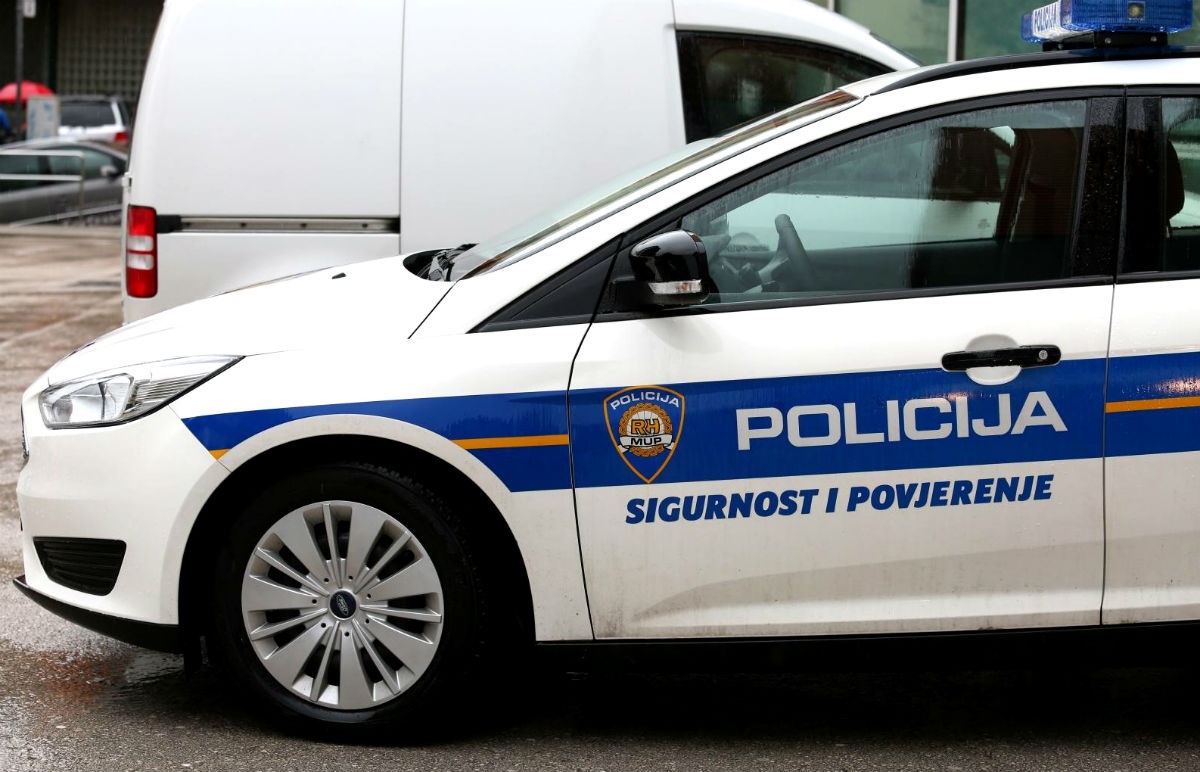 U Sinju teško ozlijedio muškarca pa mu policija našla drogu i pušku