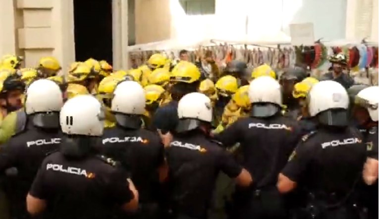 Na prosvjedu u Španjolskoj sukobili se policija i vatrogasci, pogledajte snimku