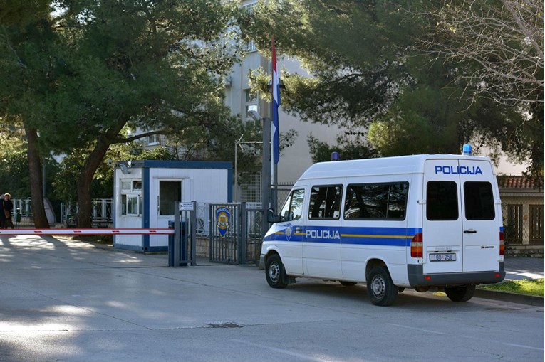 Dvojica Zadrana optužena zbog bacanja bombi u dvorište policije