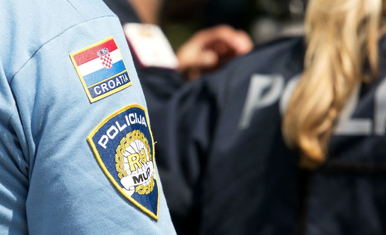 Nakon svađe sa ženom u Popovači prijetio policajcima, jednog je udario u glavu