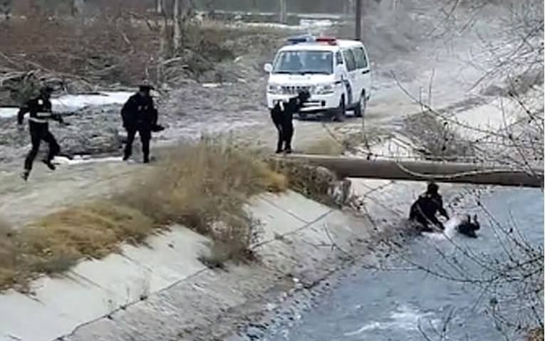 VIDEO Dječak se utapao u rijeci, policajci ga spasili na genijalan način