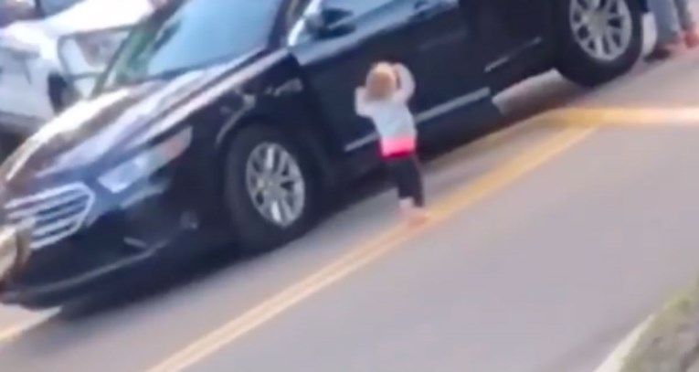 Dijete hodalo s rukama u zraku prema policiji koja je uhitila roditelje