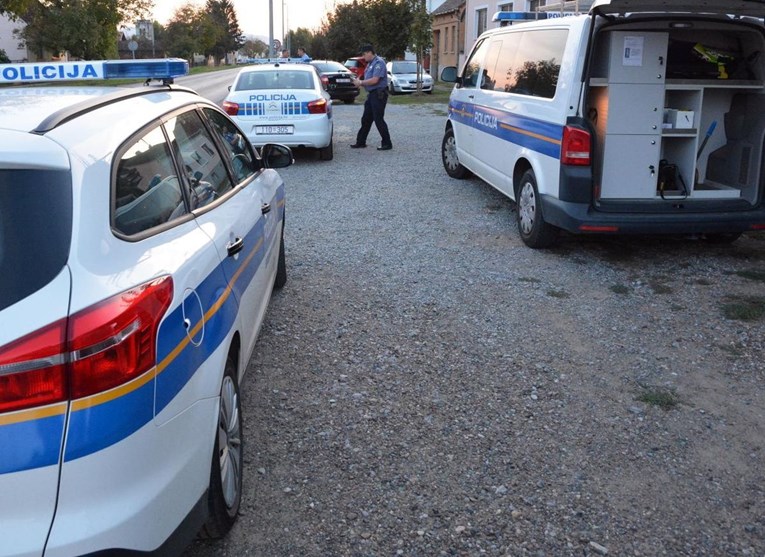 U Lici uhvaćen policajac iz Zagreba, u kombiju švercao 18 migranata