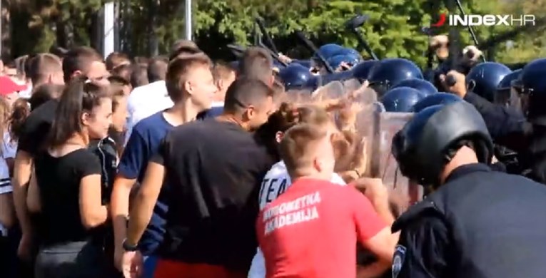 VIDEO Pogledajte kako se interventna policija sprema za sukobe s navijačima