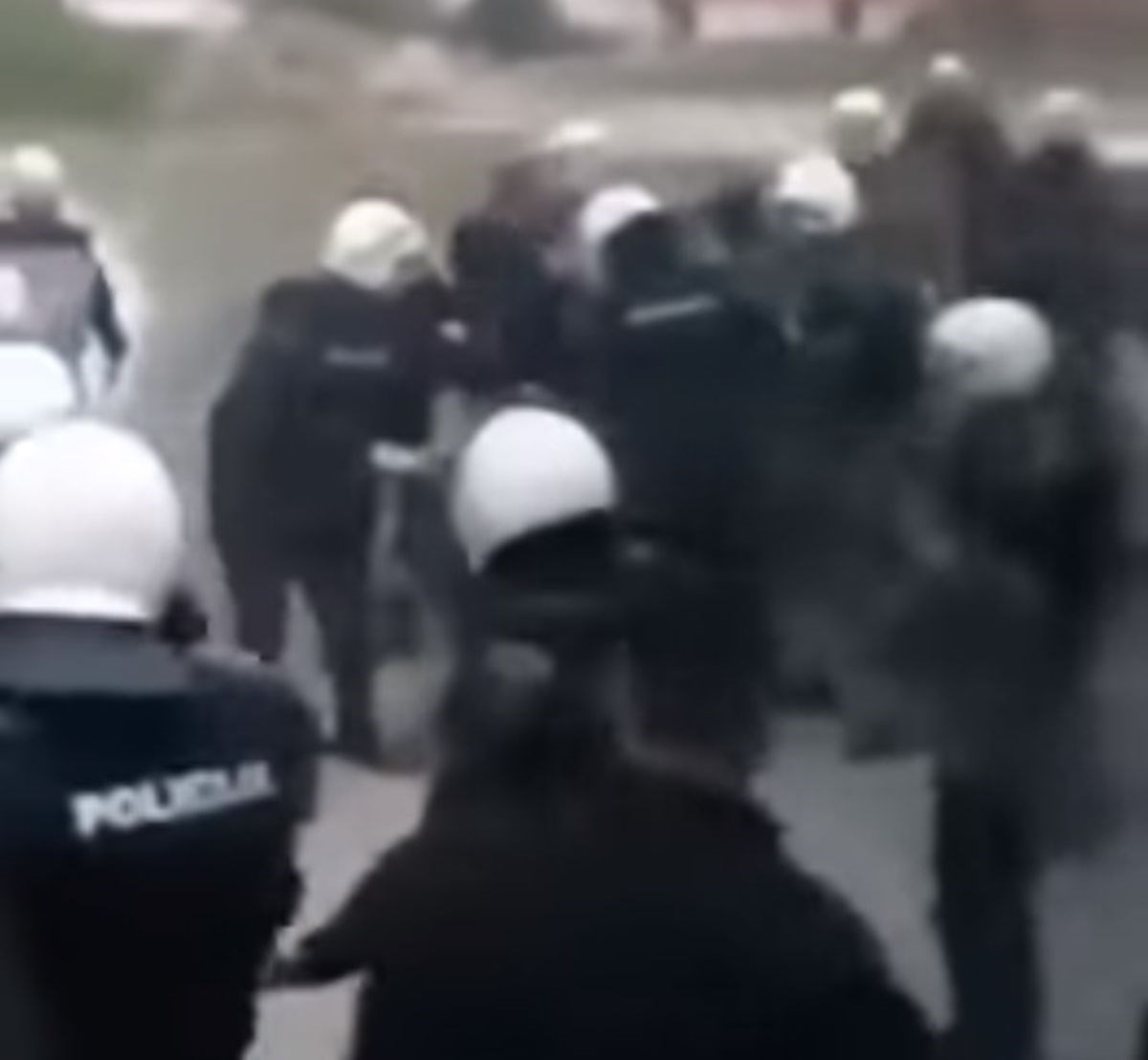 VIDEO Brutalni obračun crnogorske policije i navijača Budućnosti u Nikšiću