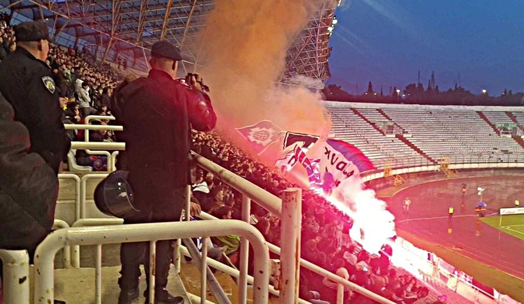 VIDEO Torcida palila baklje, a policija je snimala