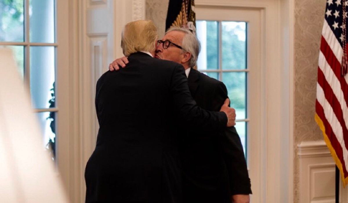 Juncker objasnio poljubac s Trumpom