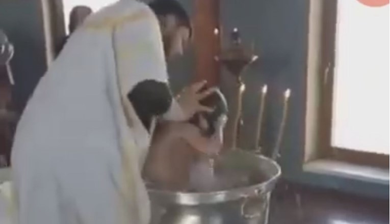 Ljudi pobjesnili zbog onog što svećenik radi djetetu na krštenju: "Koji luđak"