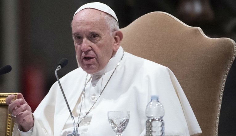Papa Franjo usporedio pobačaj s angažiranjem plaćenog ubojice