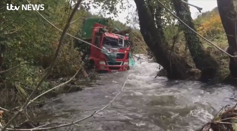 Najveće poplave u 30 godina u Walesu, poginuo mladić
