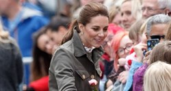 Osvježavajuća promjena: Kate Middleton izgleda sjajno i u trapericama