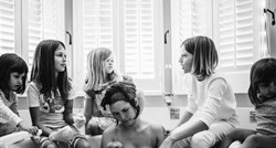 Rodila okružena s pet kćeri u kadi u svom domu, a fotke ostavljaju bez daha