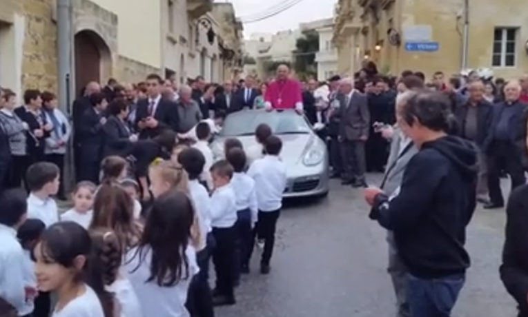 Svećenik paradirao u Porscheu koji su užetom vukla djeca iz njegove župe