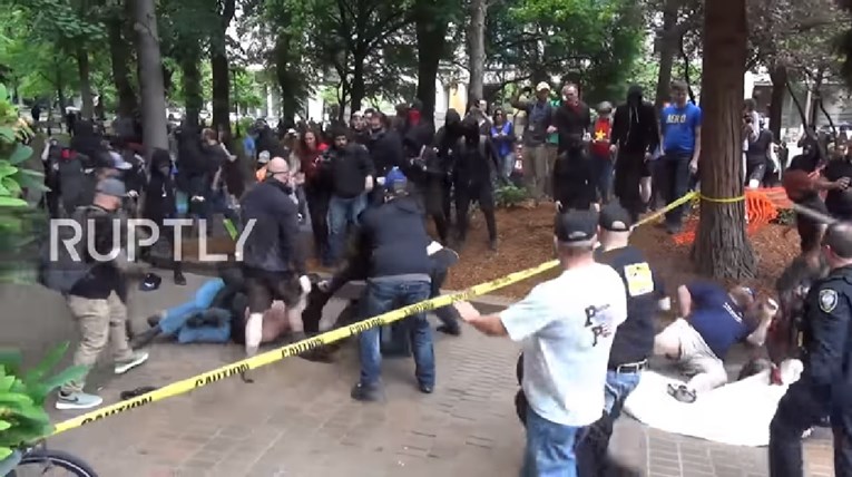 VIDEO Krvavi sukob antifašista i nacionalista u Portlandu: "Nacisti, vratite se kući"