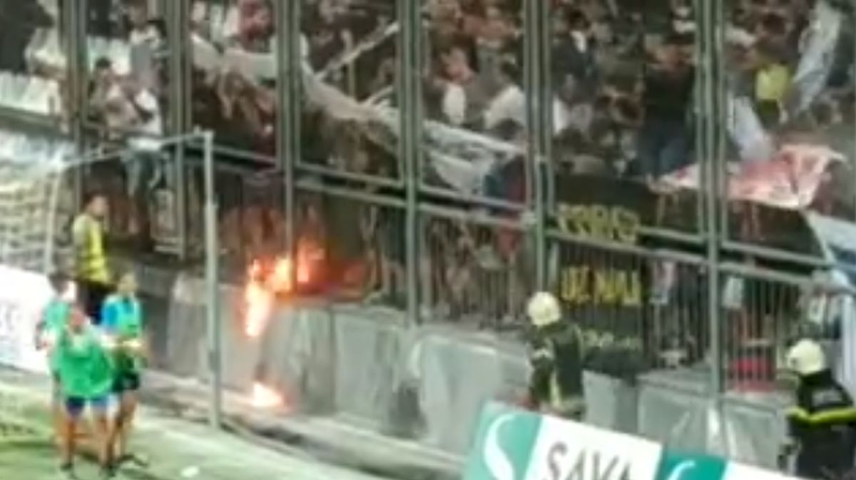Torcida bacala baklje i umalo spalila svoj transparent, pomogli im vatrogasci