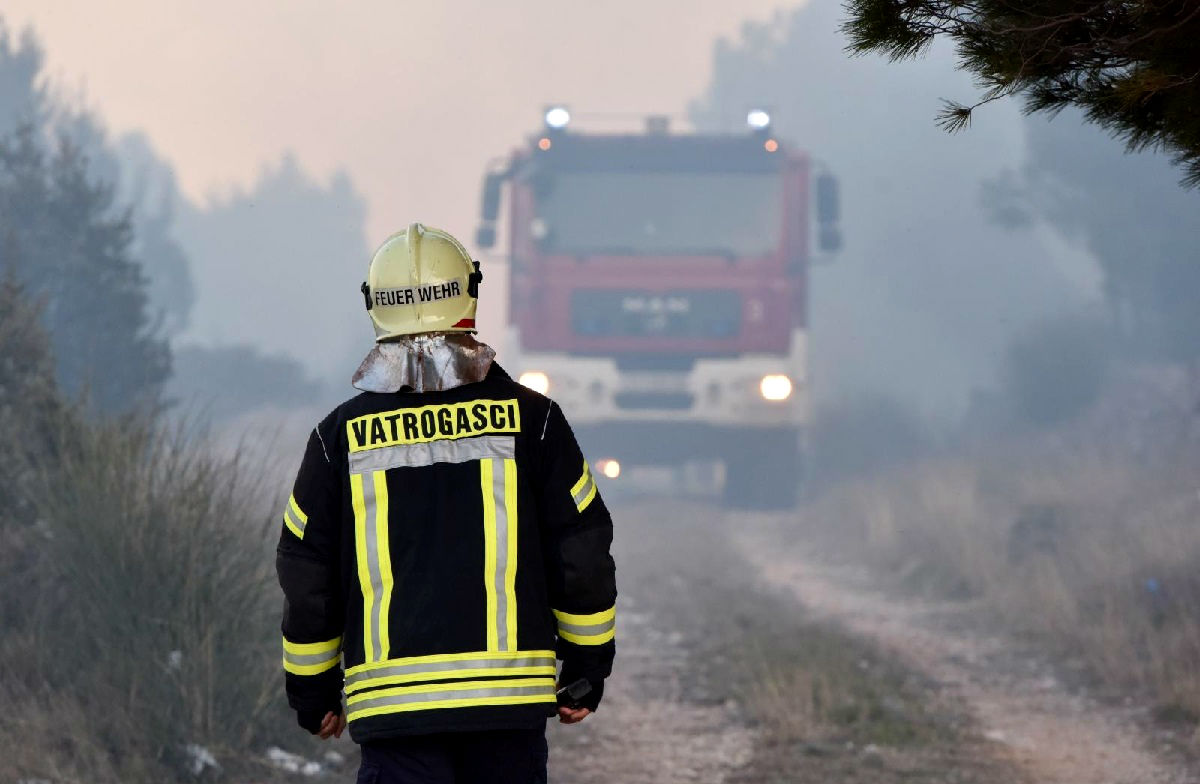 Jučer su gorjela 83 požara. MUP poslao upozorenje građanima