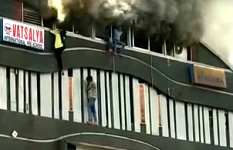 U požaru u Indiji poginulo 19 ljudi, učenici skakali sa zgrade