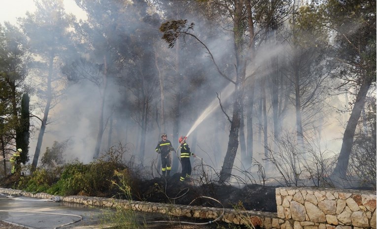 Kod trgovačkog centra u Splitu izbio požar, vatrogasci ga ugasili