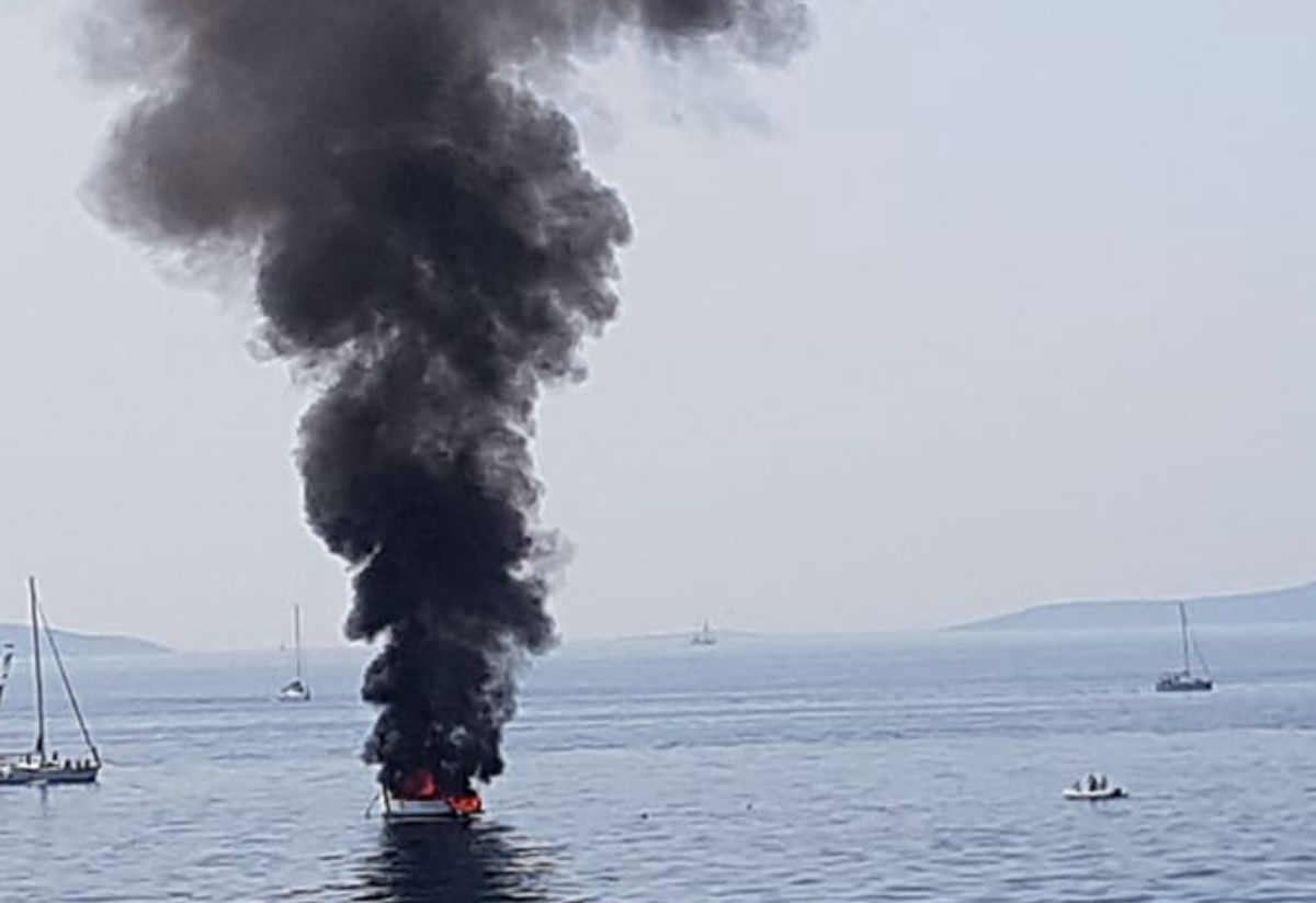 Izgorjela jedrilica ispred splitske luke, putnici spašeni u zadnji tren