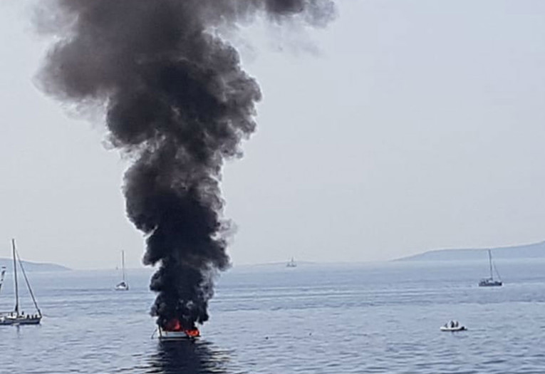 Izgorjela jedrilica ispred splitske luke, putnici spašeni u zadnji tren