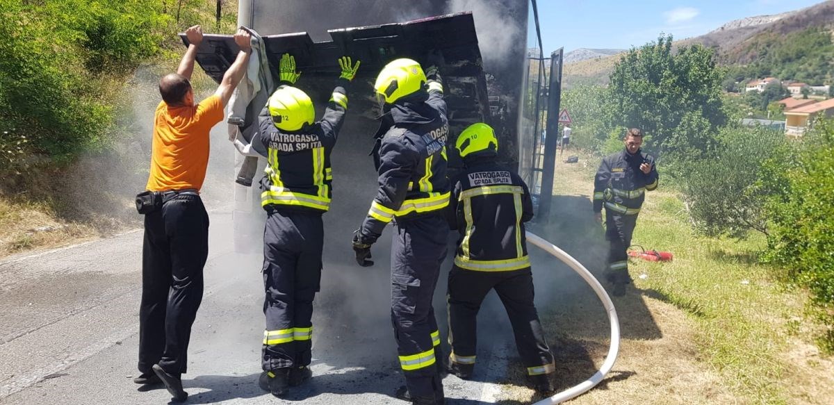 Kraj Splita se zapalio autobus