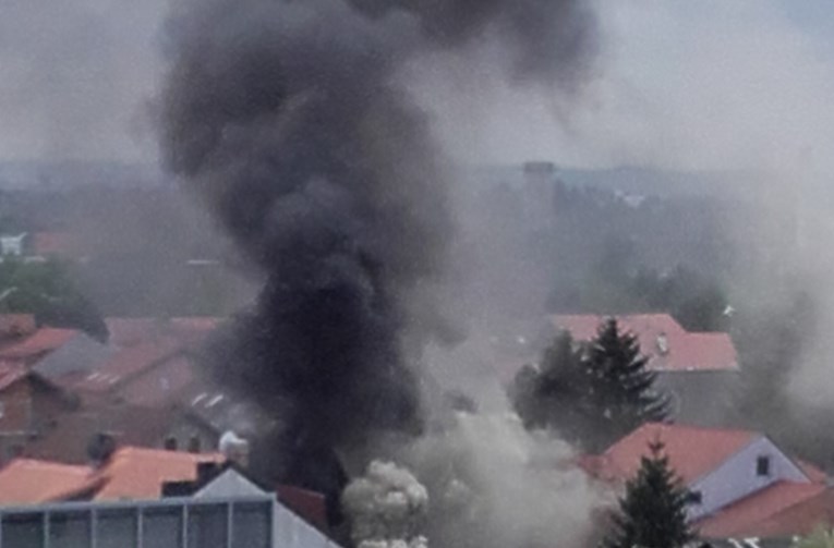 Buknuo požar u zagrebačkoj Dubravi, gorjela je kuća