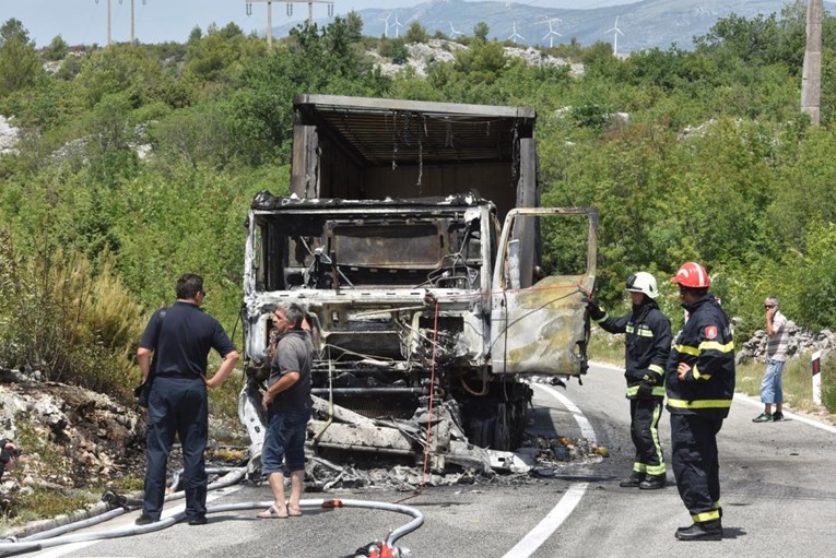 Na cesti u Dalmatinskoj zagori izgorio kamion