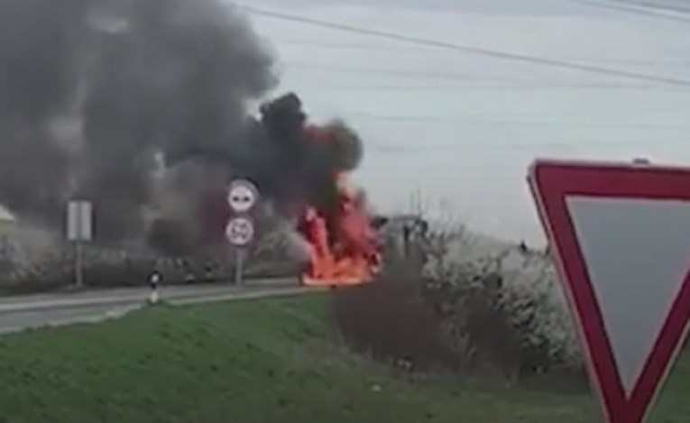 Zapalio se ZET-ov autobus kod Velike Gorice, vatra ga cijelog progutala