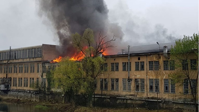 Gori bivša tvornica u centru Duge Rese, vatrogasci će vatru gasiti cijelu noć