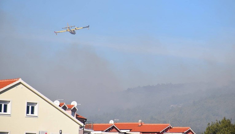 Pod nadzorom veliki požar kod Tribunja, mještani sumnjaju da je podmetnut
